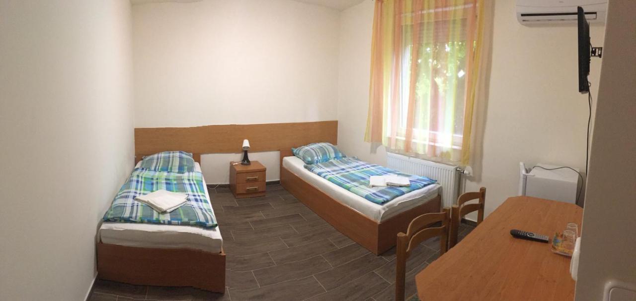 Hotel Vasmacska Panzio Komárom Exteriér fotografie